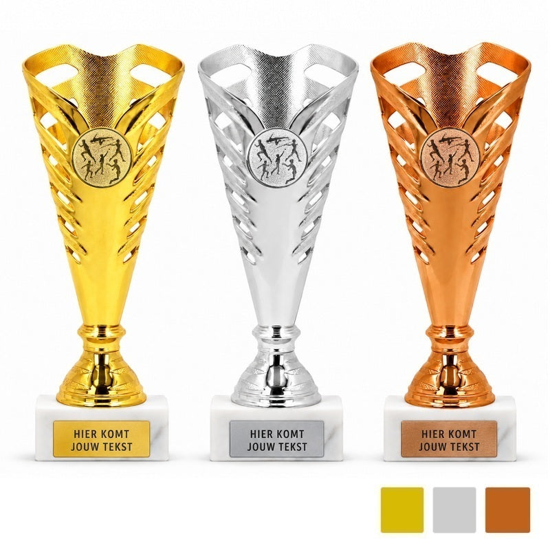 Atletiek Sportbeker Prime 18,5 cm goud zilver en brons met atletiekafbeelding en marmeren voet
