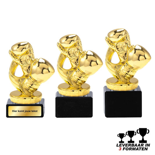 Goudkleurige bokstrofee met gekruiste bokshandschoenen op zwarte marmeren voet – leverbaar in 3 formaten en optioneel personaliseerbaar.