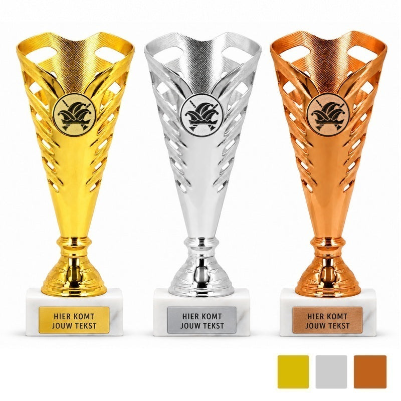 Carnaval Prijsbeker Prime 18,5 cm in goud zilver en brons op witte marmeren voet
