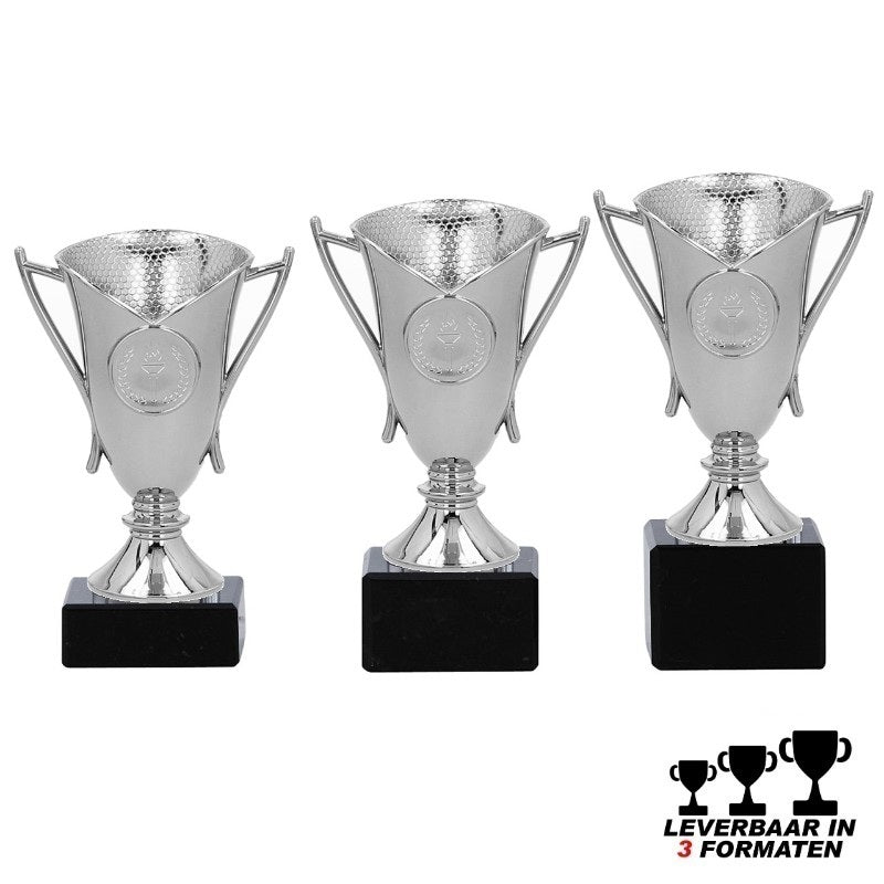 Zilveren trofee VILOR met zwarte marmeren voet – leverbaar in 3 formaten en optioneel te personaliseren met eigen logo of tekst