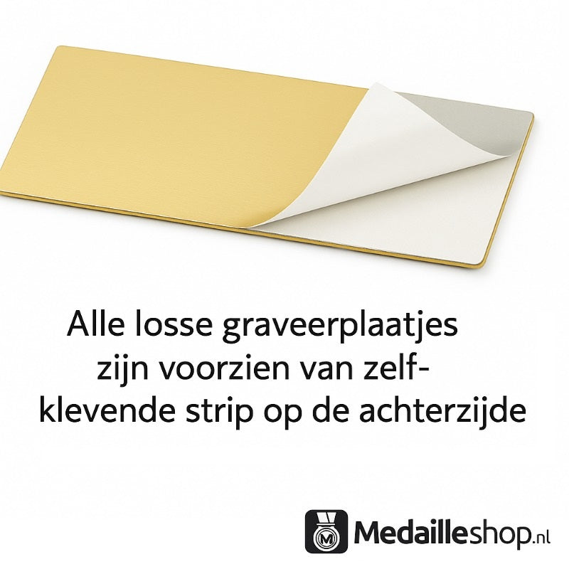 Graveerplaatje met zelfklevende strip aan de achterzijde – eenvoudig aan te brengen op sportprijzen