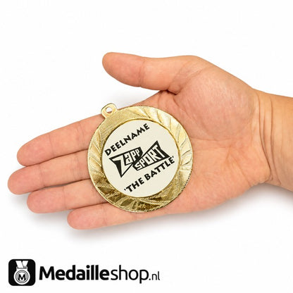 Grote STUNT medaille goud 70 mm in hand als formaatvoorbeeld