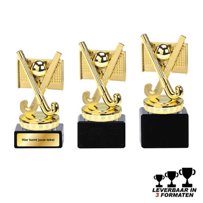Goudkleurige hockey trofee met sticks, bal en doel op zwarte marmer voet – leverbaar in 10, 11 en 12 cm – personaliseerbaar met label of graveerplaatje