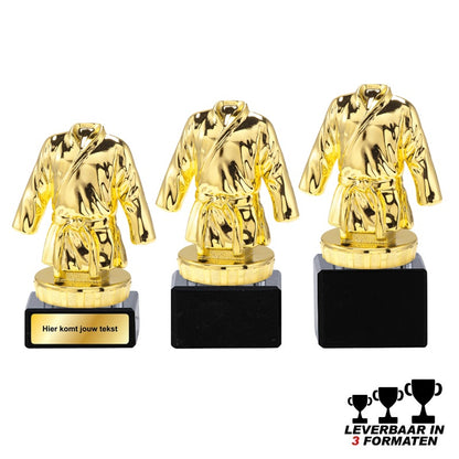 Goudkleurige judo trofee in de vorm van een judopak op zwarte marmer voet – verkrijgbaar in 10, 11 en 12 cm – personaliseerbaar met label of graveerplaatje