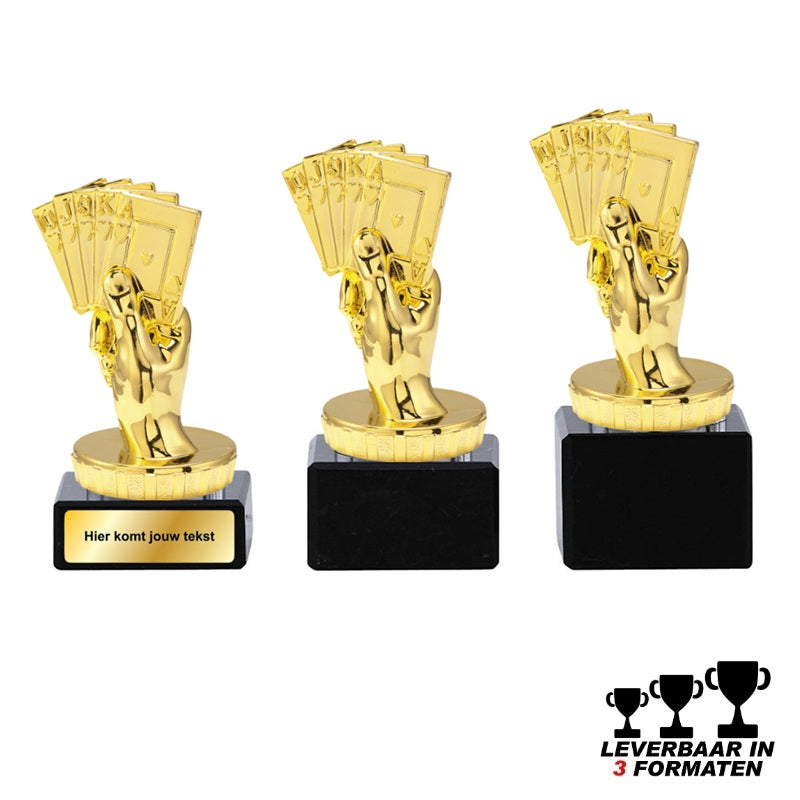 Goudkleurige kaartspel trofee met hand en speelkaarten op zwarte marmer voet – leverbaar in 10, 11 en 12 cm – personaliseerbaar met label of graveerplaatje