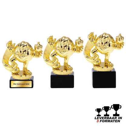 Kinder voetbal trofee goudkleurig met mascotte en beker op zwarte marmeren voet – leuk voor jeugdtoernooien, leverbaar in 3 formaten.
