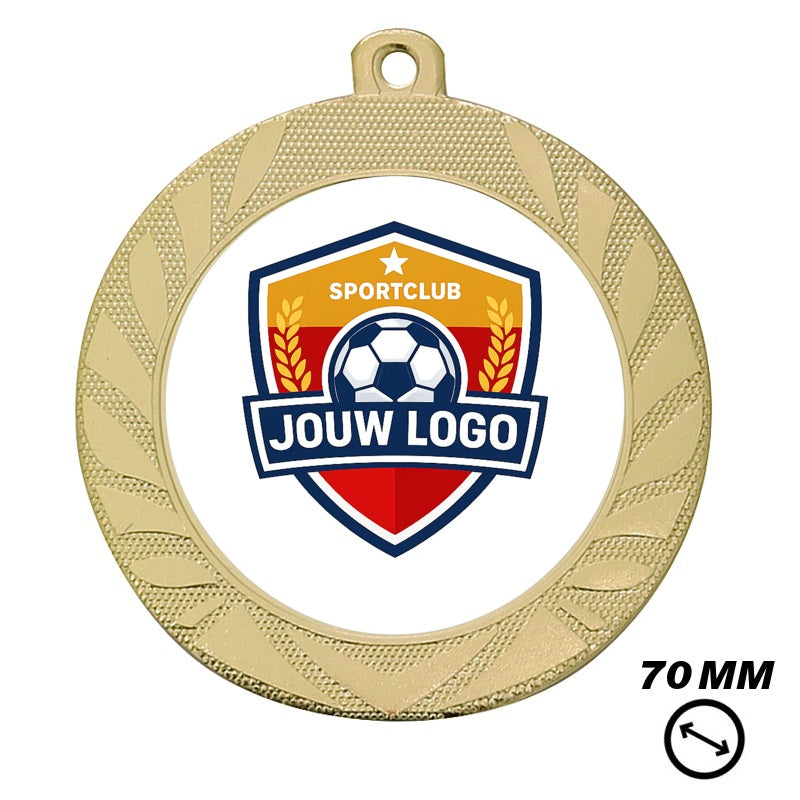 Grote gouden medaille 70 mm met eigen logo personalisatie voorbeeld sportclub of bedrijfslogo