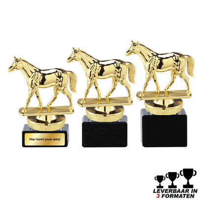 Goudkleurige paardensport trofee met lopend paard op zwarte marmer voet – verkrijgbaar in 10, 11 en 12 cm – personaliseerbaar met label of graveerplaatje
