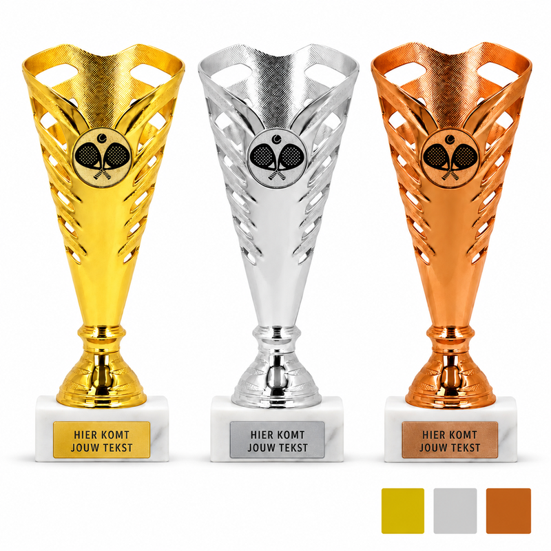 Padel Sportbeker Prime 18,5 cm in goud zilver en brons op witte marmeren voet