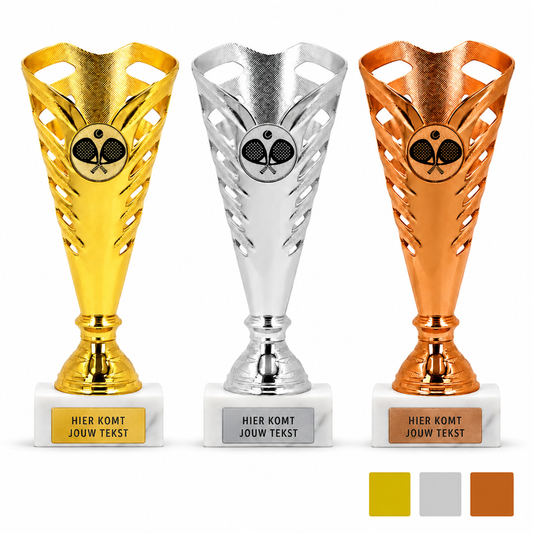 Padel Sportbeker Prime 18,5 cm in goud zilver en brons op witte marmeren voet