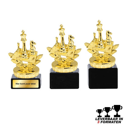 Goudkleurige schaaktrofee met schaakstukken op bord, op zwarte marmeren voet – leverbaar in 3 formaten en optioneel te personaliseren.