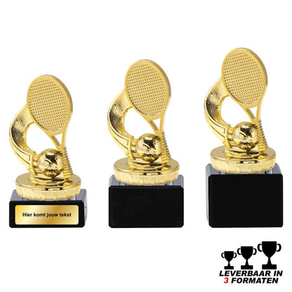 Goudkleurige tennis trofee met racket en bal op zwarte marmeren voet – leverbaar in 3 formaten en te personaliseren.