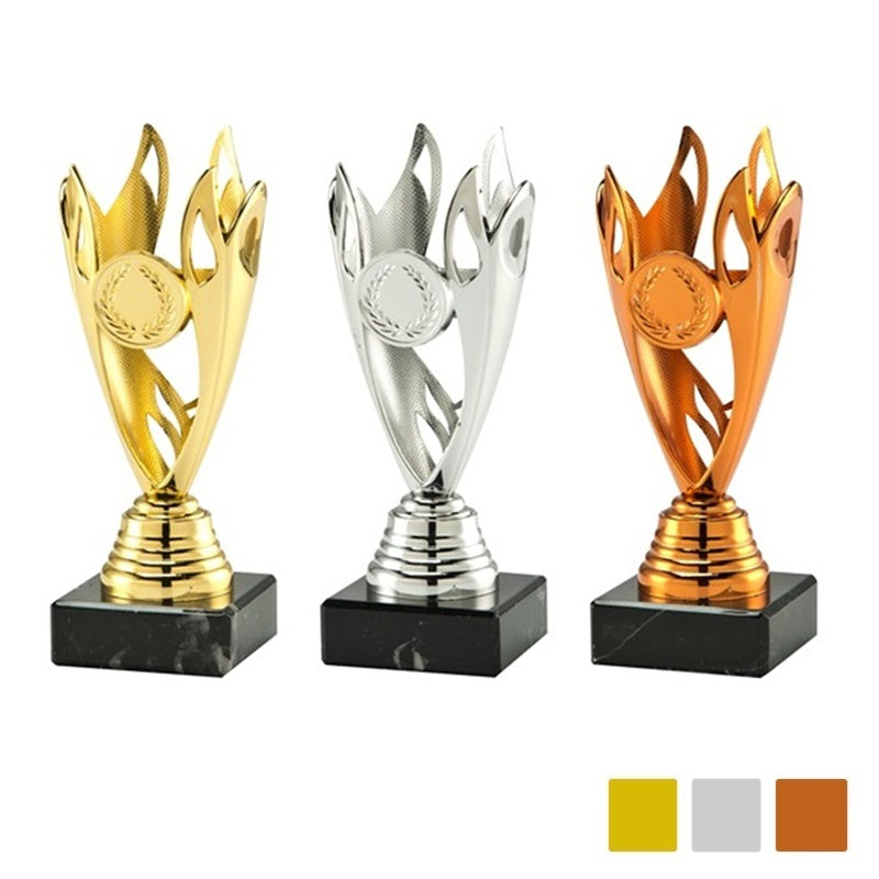 Vilos trofee 16 cm in goud, zilver en brons met vlammend design en zwarte marmeren voet – geschikt voor personalisatie