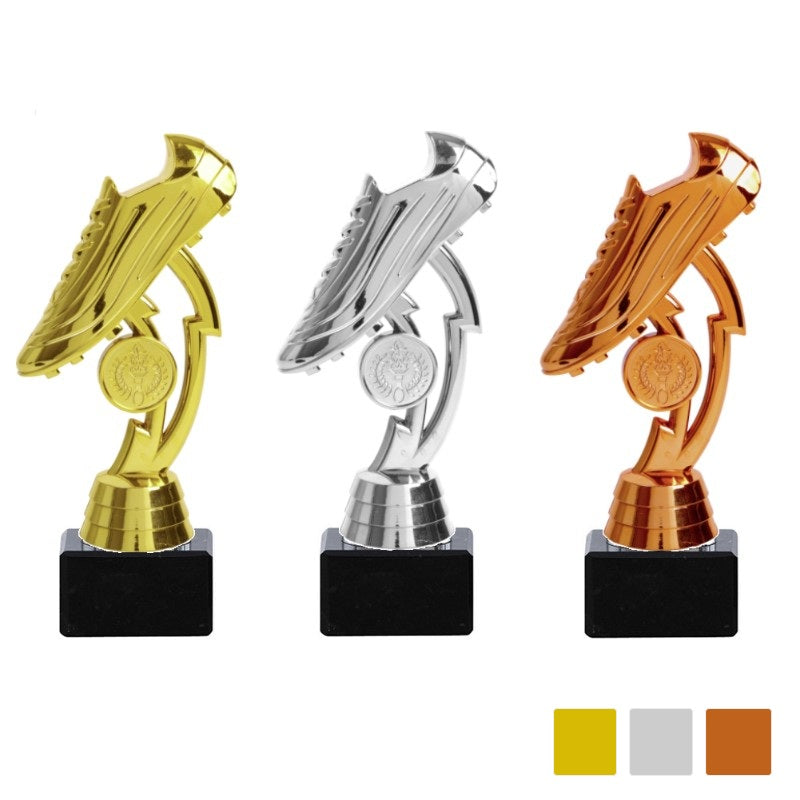 Voetbaltrofee met schoen – goud, zilver en brons – 18 cm hoog – personaliseerbaar met logo en tekst