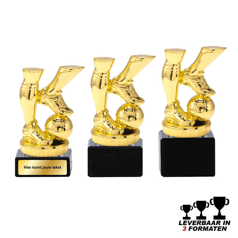 Voetbal trofee in goud met spelersbenen en bal op zwarte marmeren voet – FI037 – leverbaar in 3 formaten en personaliseerbaar.