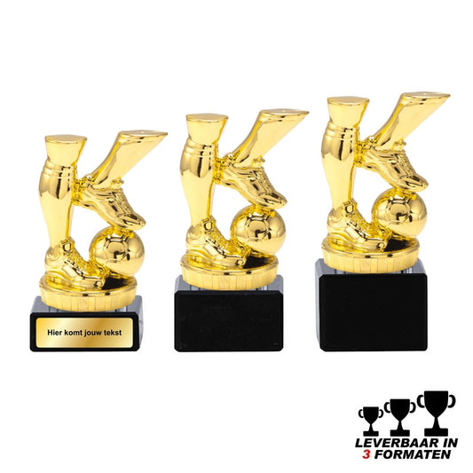 Voetbal trofee in goud met spelersbenen en bal op zwarte marmeren voet – FI037 – leverbaar in 3 formaten en personaliseerbaar.