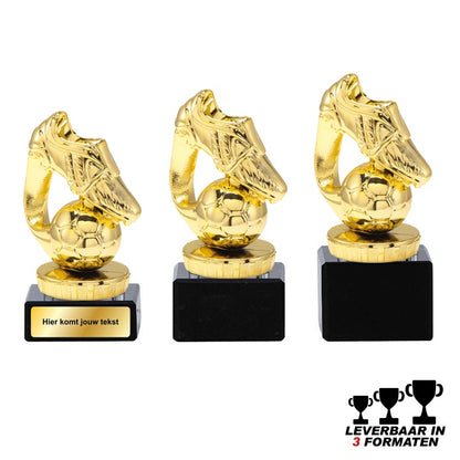 Goudkleurige voetbal trofee met schoen en bal op zwarte marmeren voet – leverbaar in 3 formaten en personaliseerbaar.