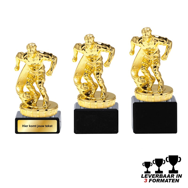 Gouden voetbal trofee met speler en bal op zwarte marmeren voet – leverbaar in 3 formaten