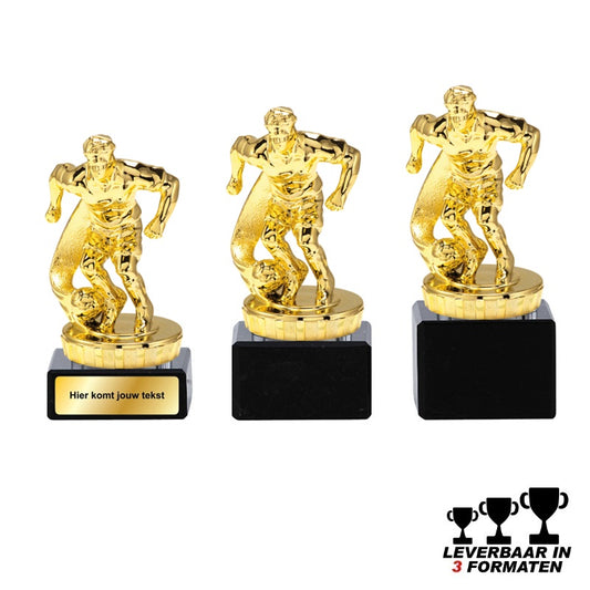 Gouden voetbal trofee met speler en bal op zwarte marmeren voet – leverbaar in 3 formaten