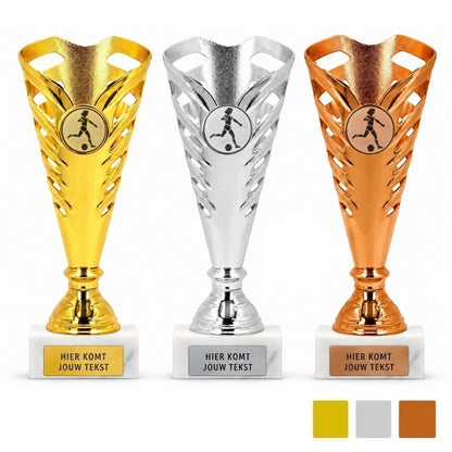 Vrouwenvoetbal Sportbeker Prime 18,5 cm in goud zilver en brons op witte marmeren voet