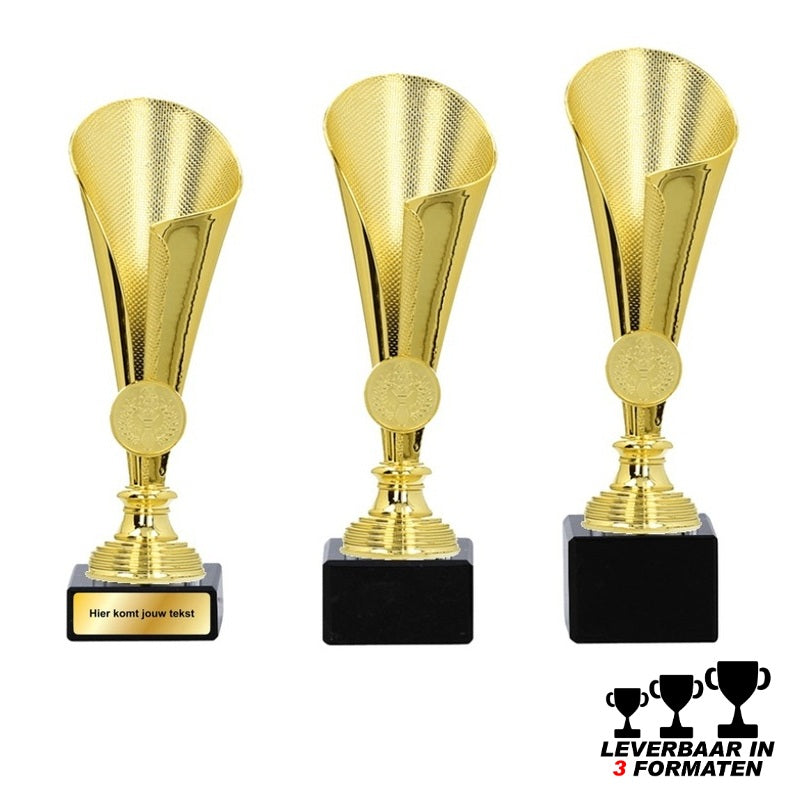 Prijzenbeker Yuma trofee goud – middel formaat – 20 t/m 22 cm met personalisatie op voet en sportafslag