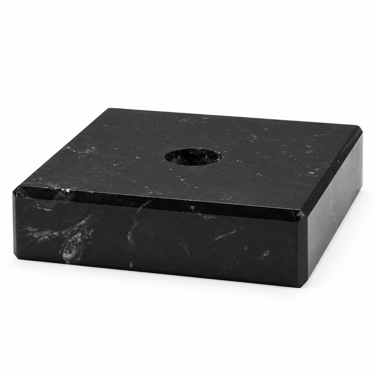 Zwart marmeren blok 75x75x20 mm met centraal boorgat voor sportprijzen en sculptures.