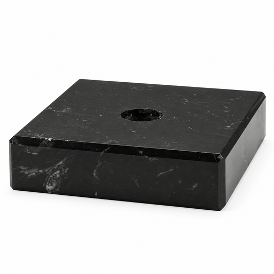 Zwart marmeren blok 75x75x20 mm met centraal boorgat voor sportprijzen en sculptures.