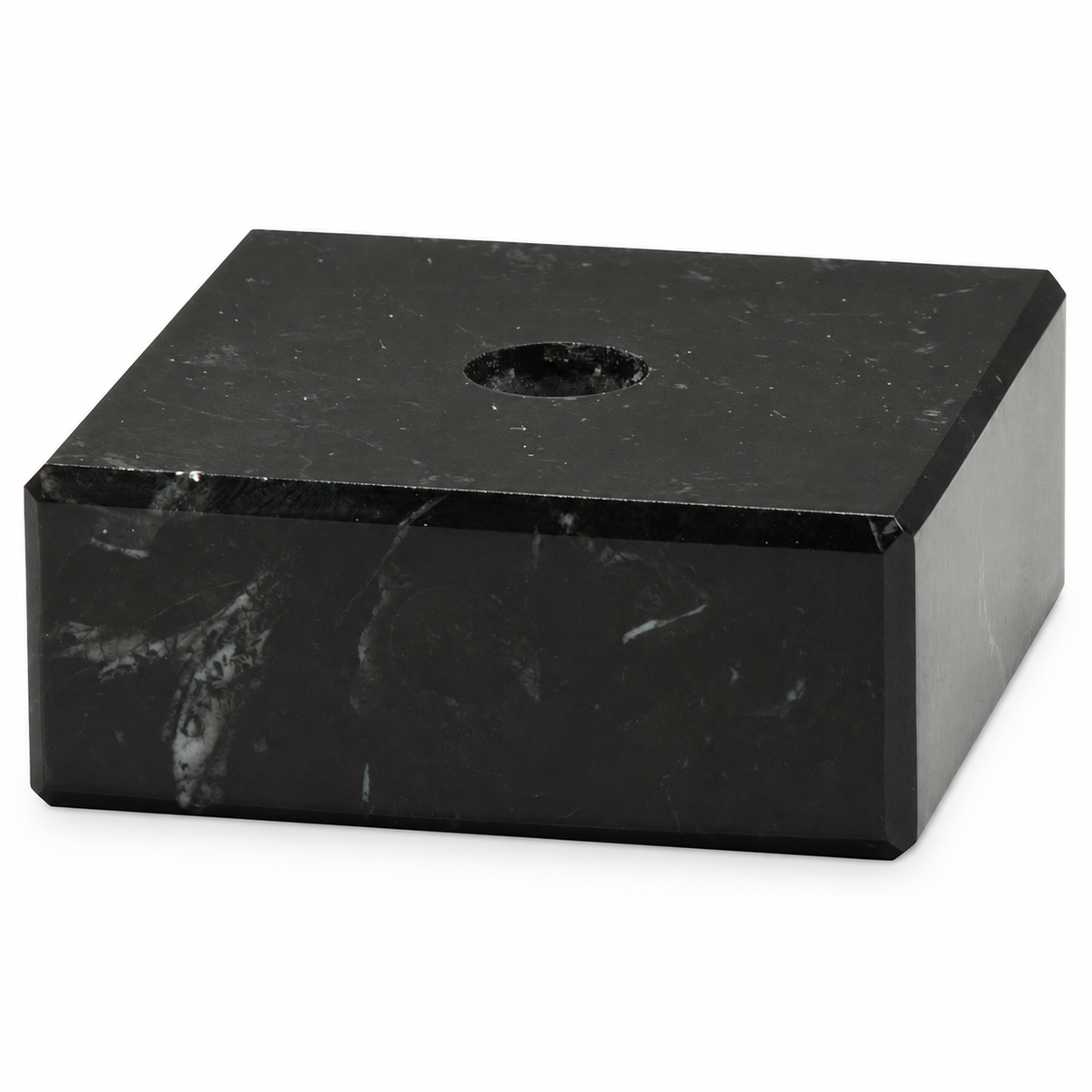 Zwart marmeren blok 75x75x30 mm met centraal boorgat als sokkel voor sportprijzen en kunstwerken.